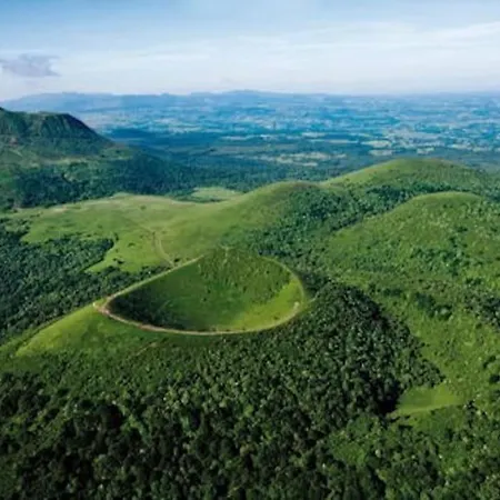 L'amphithéâtre Des Volcans - Vue Puy De Dôme *